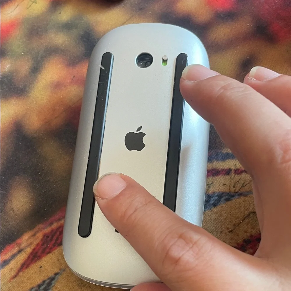 Apple Sleek White Wireless Mouse